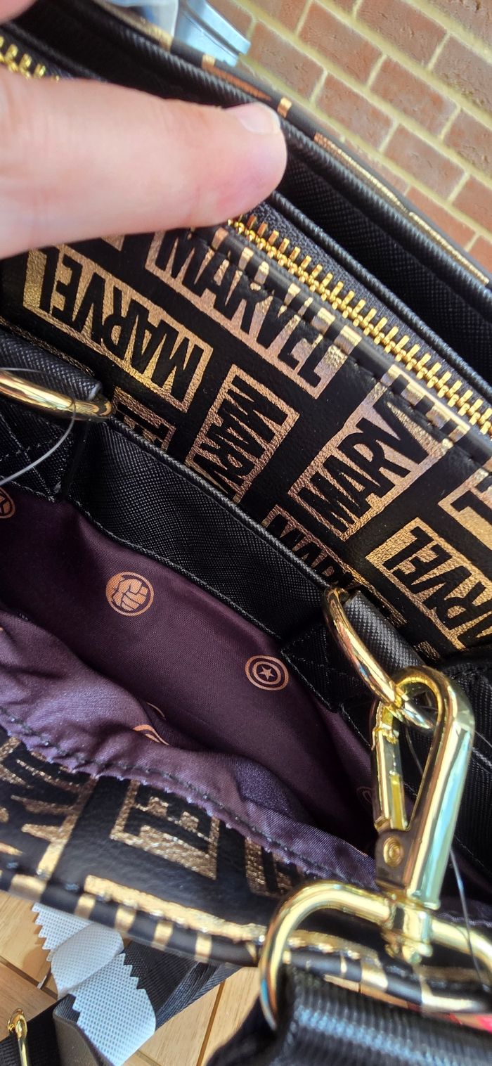 Sac à Dos convertible Marvel Gold Logo Loungefly - photo numéro 3