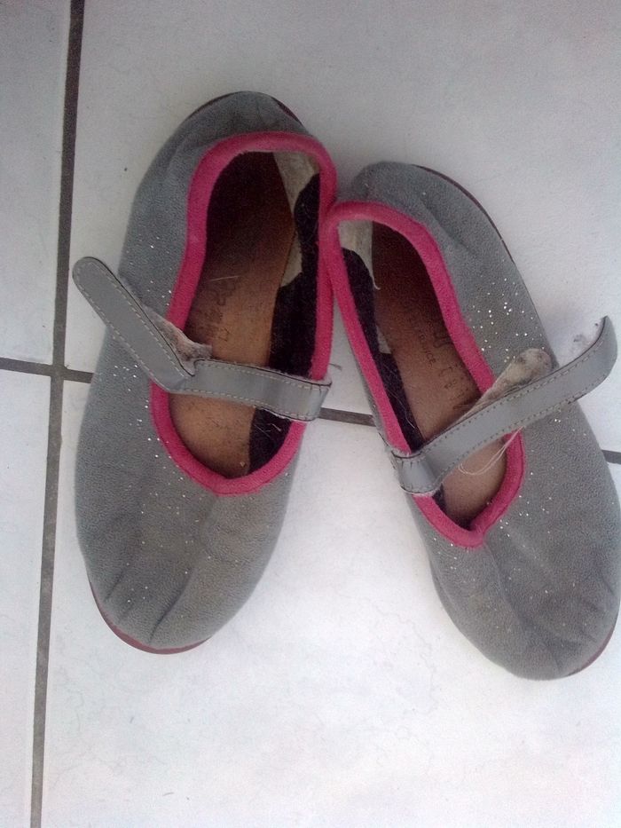 Lot de trois paires de chaussures t33 (chaussures de sport,chaussons de gym et chaussons Bellamy) - photo numéro 2