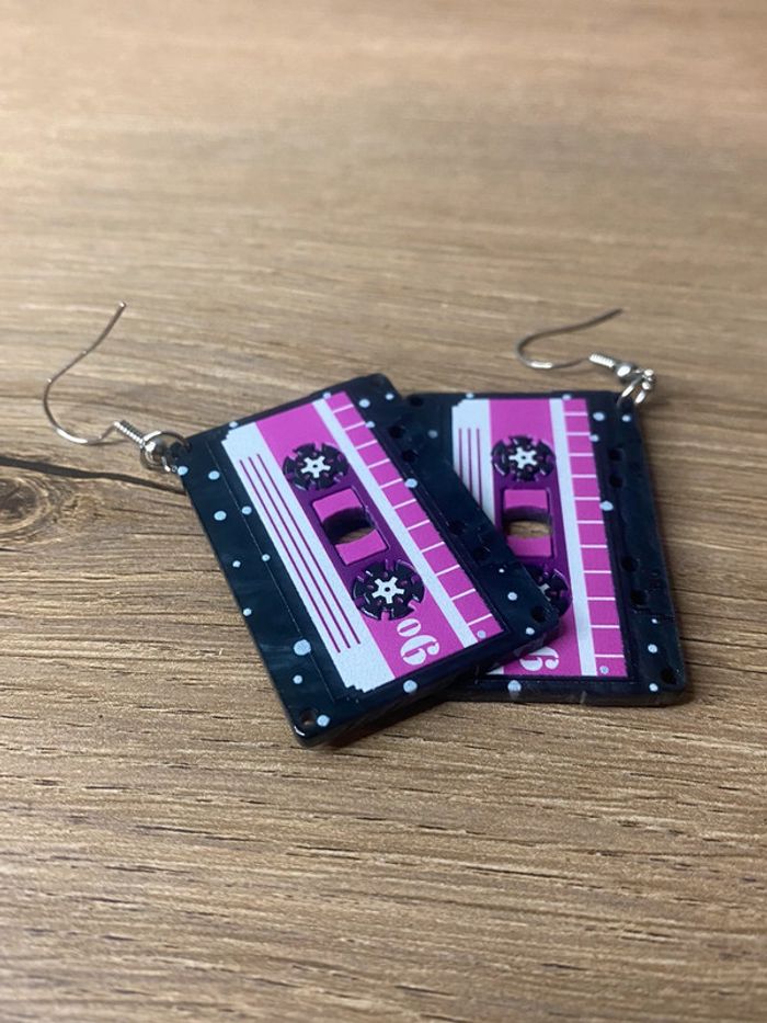 Paire de boucles d'oreilles acrylique cassettes audio - photo numéro 3