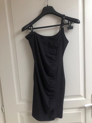 Robe noir une bride taille M bershka