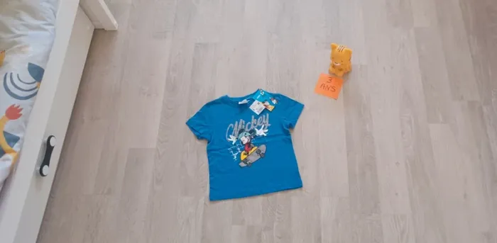 Tee-shirt manches courtes bleu, motif Mickey, marque Disney, taille 3 ans, neuf avec étiquette.