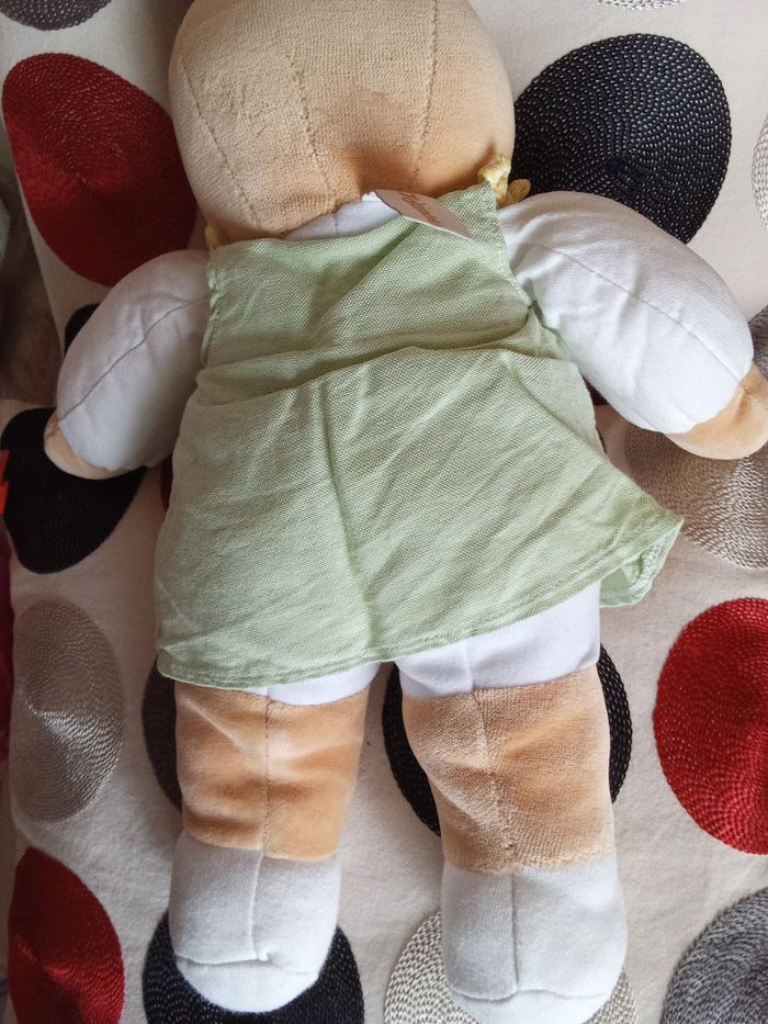 Doudou peluche lapin Takinou beige marron robe verte oiseau brodé vintage ancien tissu vichy jaune blanc intérieur oreilles en posture debout bras blancs lapine  d'occasion - photo numéro 3