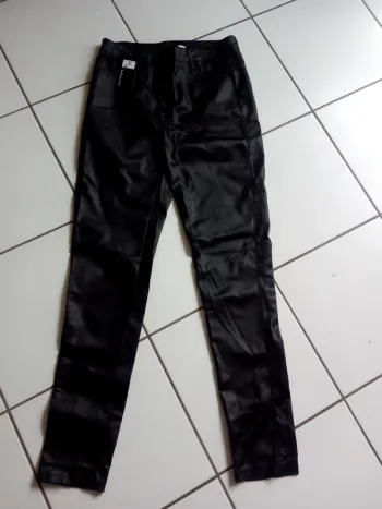 Pantalon en simili cuir noir neuf