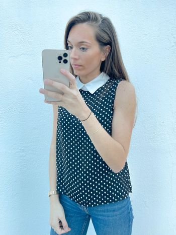 Haut sans manches noir et blanc à pois avec col claudine