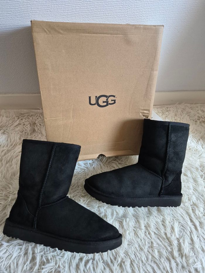 UGG noire - Taille 40 - Neuve