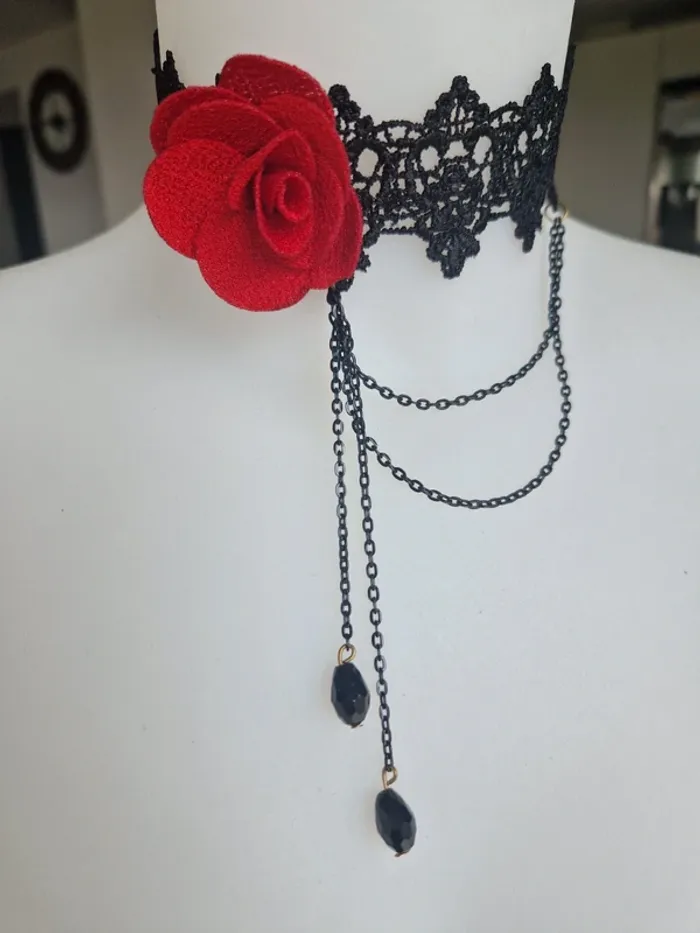 Collier choker ras de cou fantaisie élégant dentelle noire et rose rouge