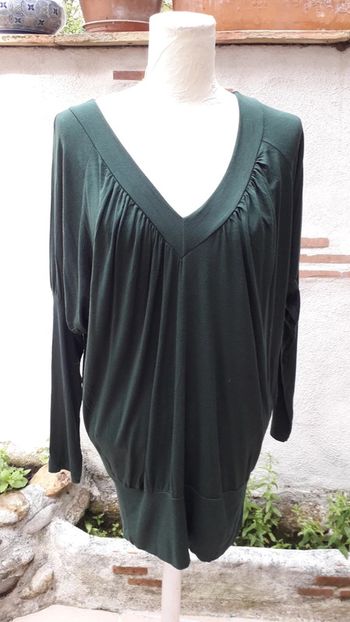 Robe courte ou tee-shirt décolleté au choix