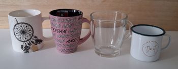 Lot d'une tasse et de 3 mugs différents