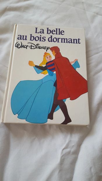 La belle au bois dormant.  Walt Disney.  126 pages