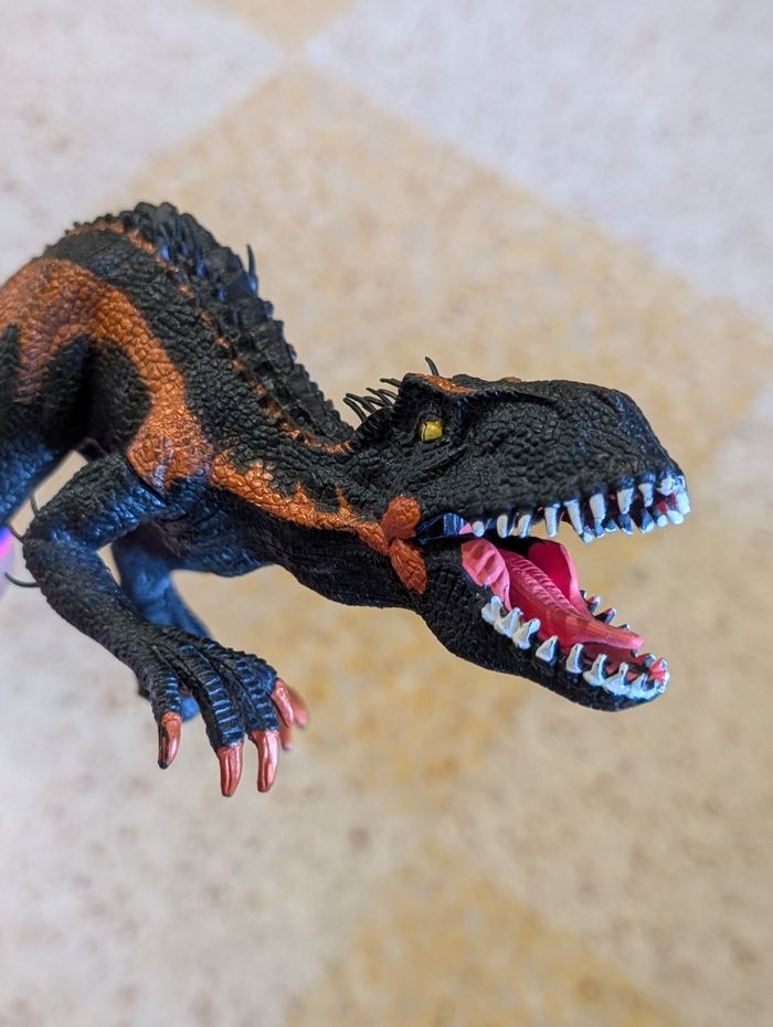 Dinosaure carnivore a 3 pattes - photo numéro 3