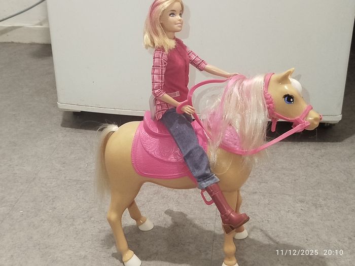 Barbie  et son cheval - photo numéro 2