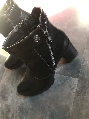 Jolies bottines noires à talons 40