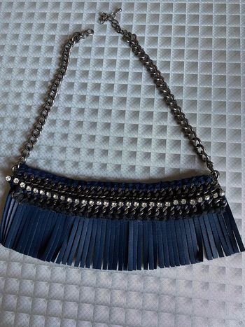 Collier ras du cou brillants et lanières marine