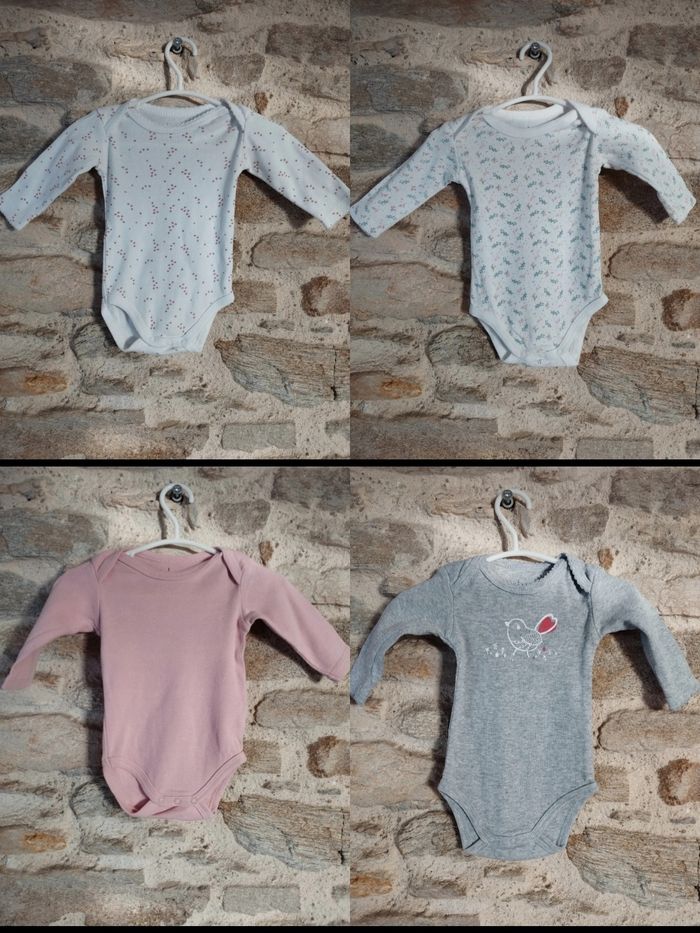 Lot de 4 bodies, taille 1mois