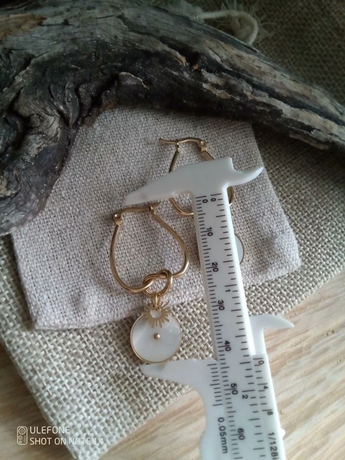 Boucles d'oreilles blanches et dorées - photo numéro 2