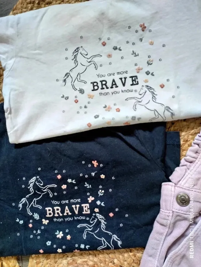 🌼 Ensemble 3 Pièces – Kiabi – Taille 4 Ans – Salopette Lila + 2 Blouses Fleurie – Très Bon État - photo numéro 2