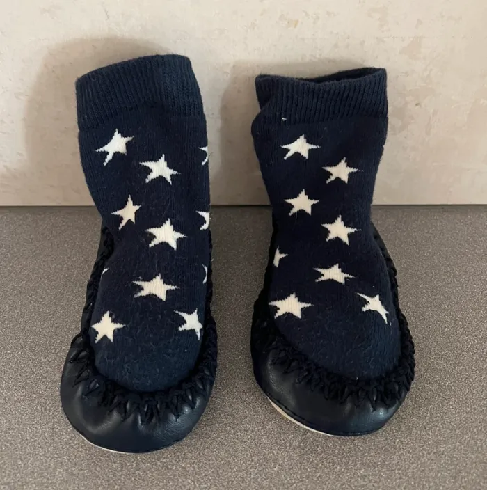 Chaussons chaussettes en maille fine semelle cuir bleu/etoiles  pointure 20/21 H&M - photo numéro 2