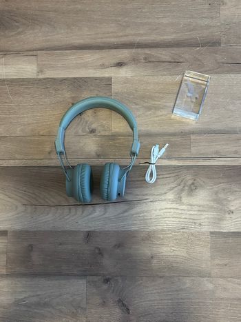 Je vend un casque + chargeur très bon etat