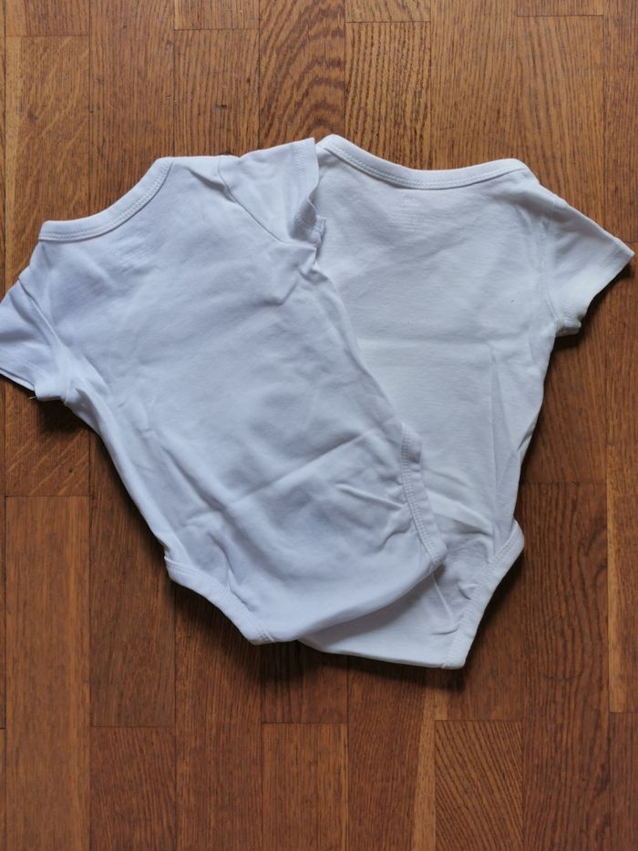 Lot de 2 bodies H&M T. 1-2 mois - photo numéro 2