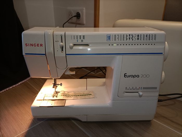 Machine à coudre Singer Europa 200 très bon état - photo numéro 2