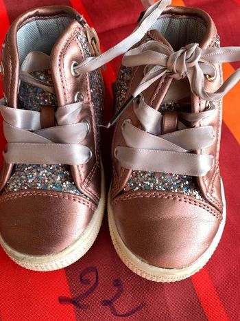 Chaussures paillettes p 22 neuves