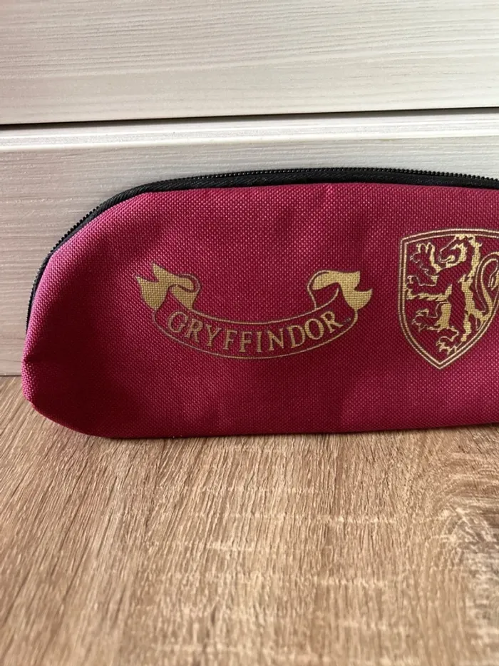 Trousse Gryffondor bordeaux / Harry Potter (Wizarding World) / très bon état - photo numéro 2