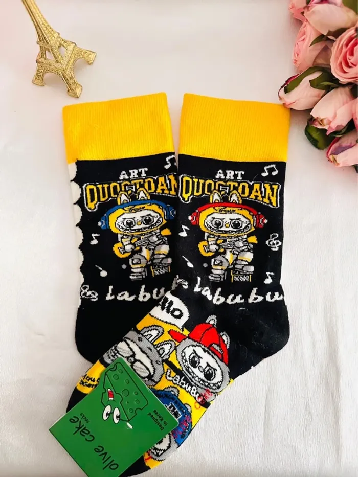 Chaussettes fantaisie Labubu – Collection Art Quoctoan – Design artistique coloré - photo numéro 2