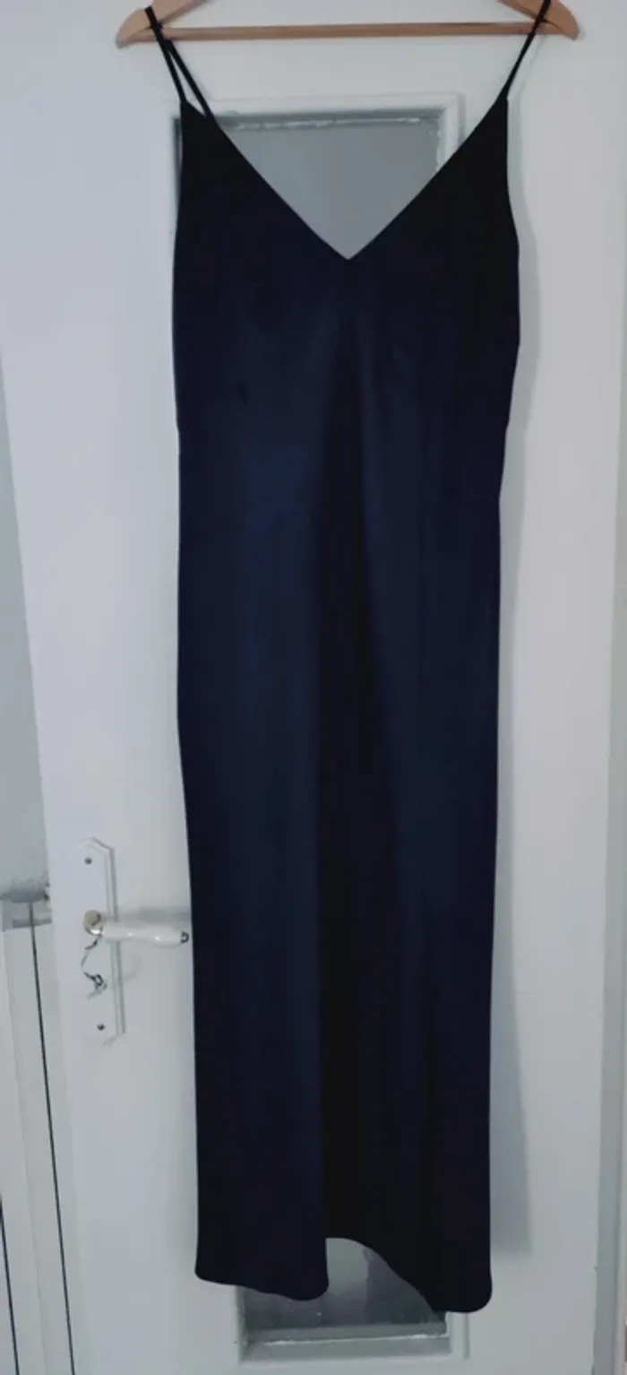 Robe noir à fines bretelles - photo numéro 2