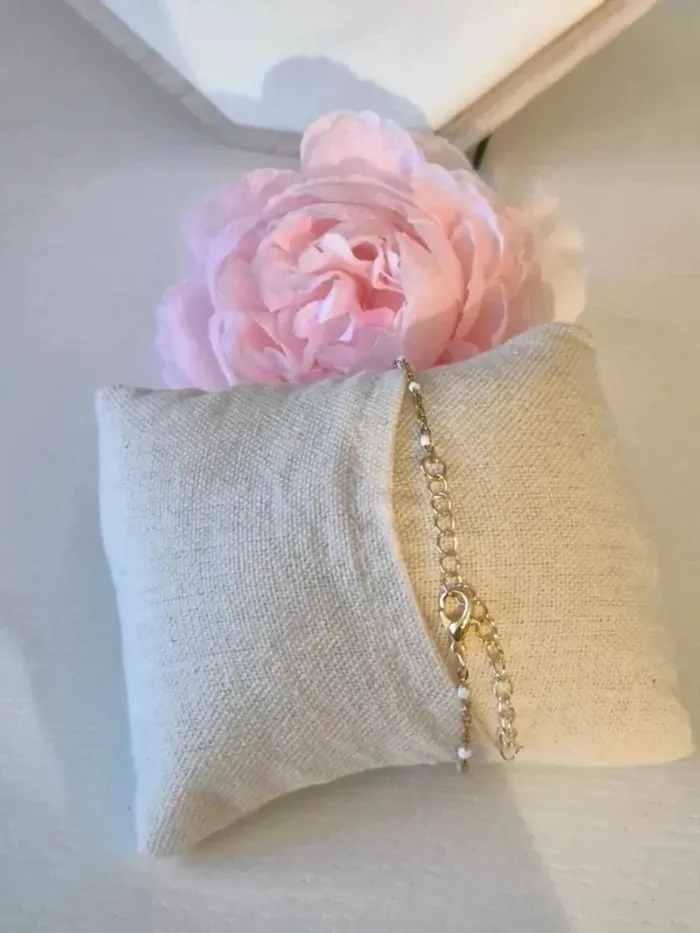 Bracelet style gigi avec double croix 🌸 en acier inoxydable 🌸 perles résines blanches - photo numéro 4
