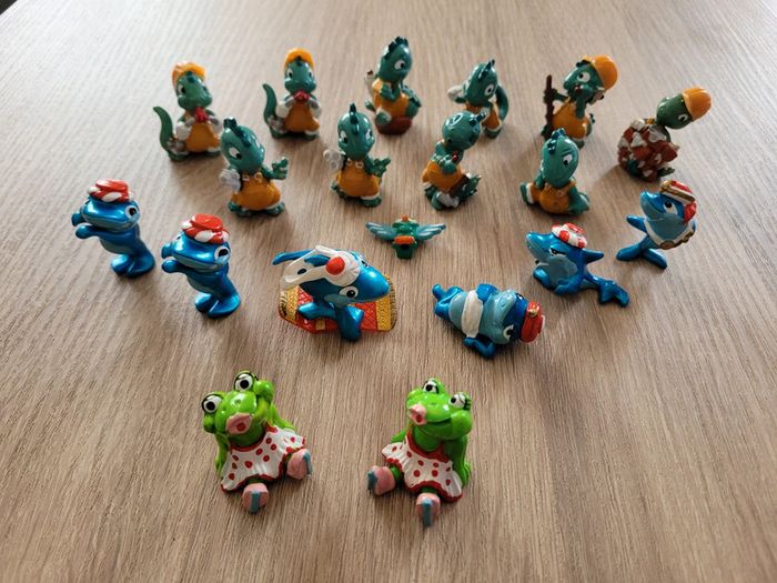 Lot de 18 figurines kinder