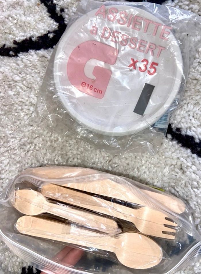 Lot couvert en bois x50 et assiette blanche plastique x35 neuf - photo numéro 3