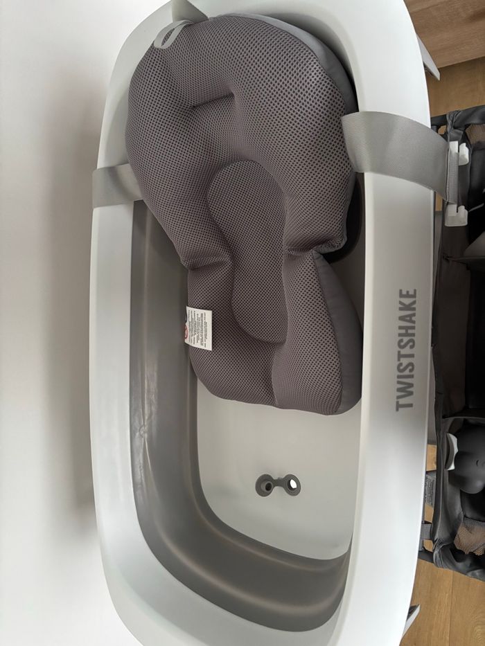 Baignoire Twistshake + support + hamac neuf + jeux + tuyau de vidange + bouchon supplémentaire - photo numéro 4