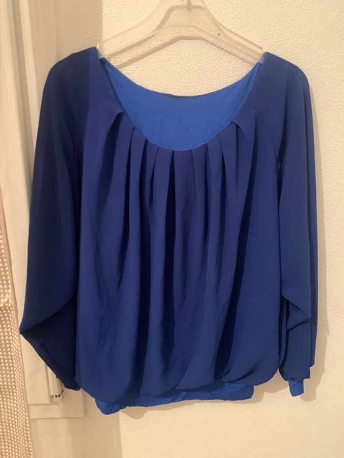haut bleu avec manches