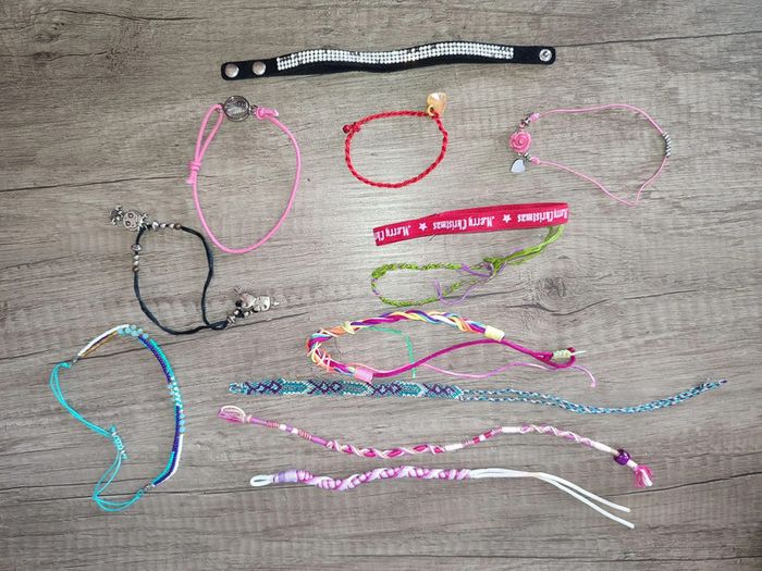 Lot 12 bracelets divers Fille ( tissus etc .)