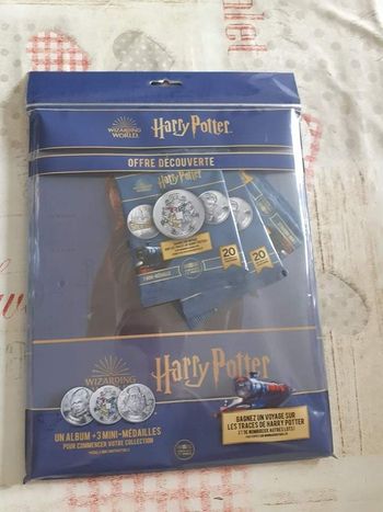 Livre + Médailles x3 Harry Potter Neuf