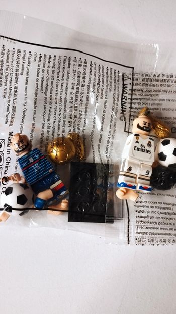 Lot de 2 personnages type Lego football neufs Karim Benzema France et Real Madrid