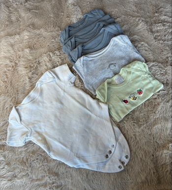 lot de 6 bodies 5 mâche longue 1 mâche courte taille 6 mois 