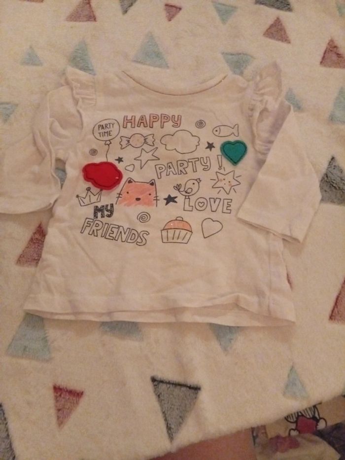 T-shirt avec pleins de dessins - photo numéro 2