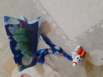 Chien avec parachute