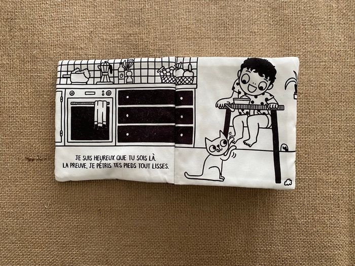 Livre en tissu noir et blanc Je suis heureux que tu sois là Laura Van Bouchout - photo numéro 2