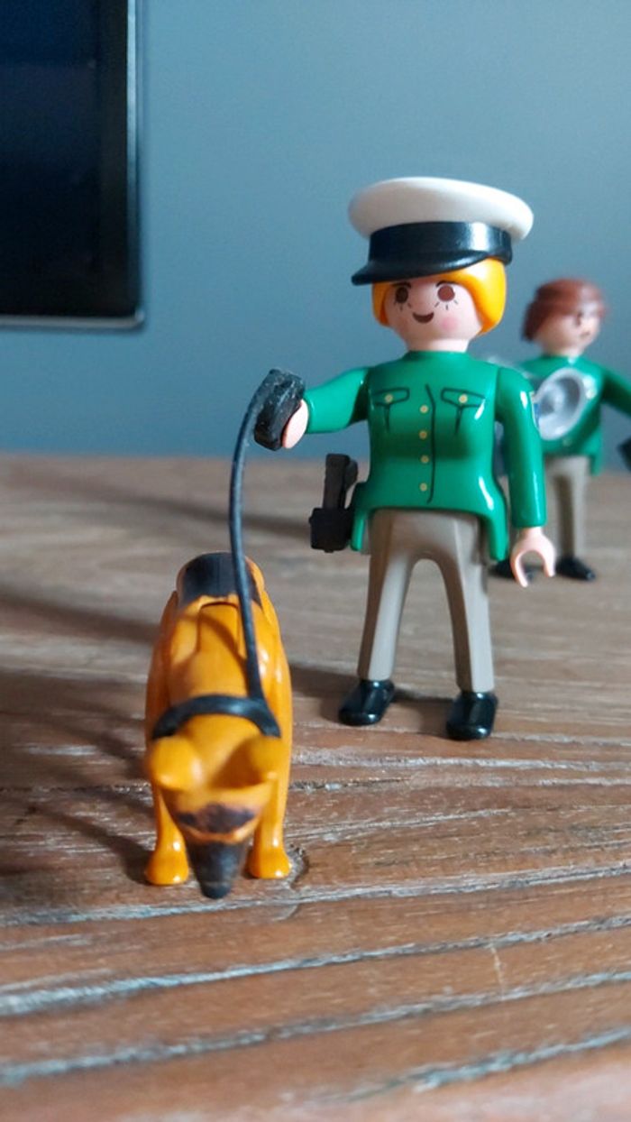 Lot de 2 Playmobil et 1 chien - photo numéro 2