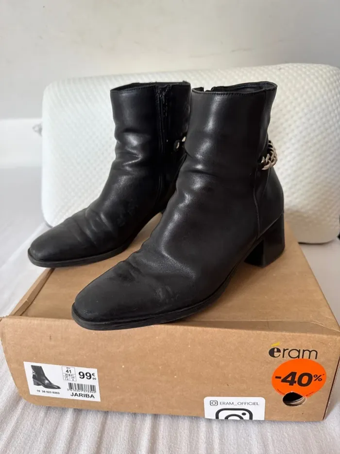Chaussures avec chaînette