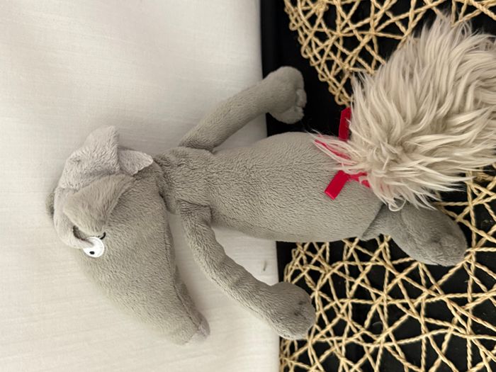 Peluche Louve Gris Clair Noeud Rouge AUZOU - photo numéro 3