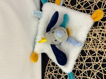 DOUDOU PLAT CHIEN 'PEPIN' BLEU BLANC GRIS JAUNE BABY NAT'