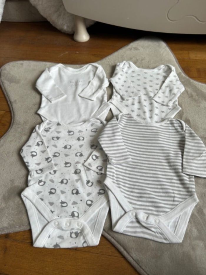 Lot 4 body bébé garçon Taille 0-3 mois
