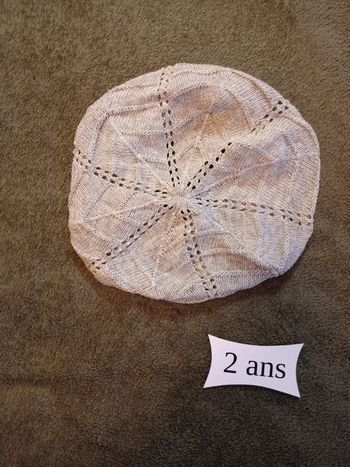 Béret en mailles ajourées