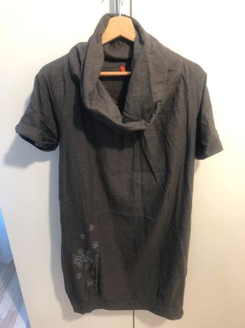 Robe grise avec broderies