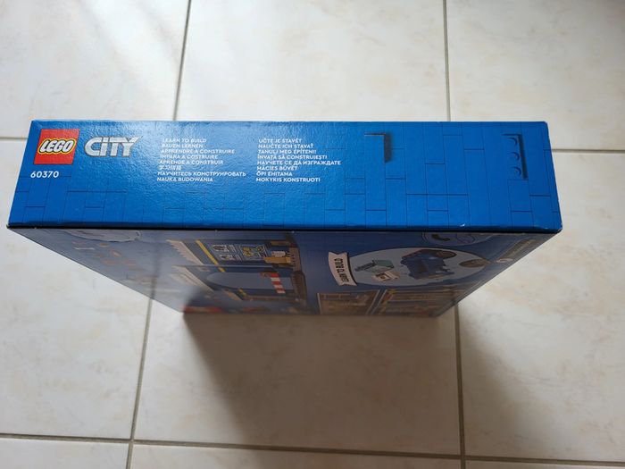 Lego 60370 la course poursuite au poste de police - photo numéro 3