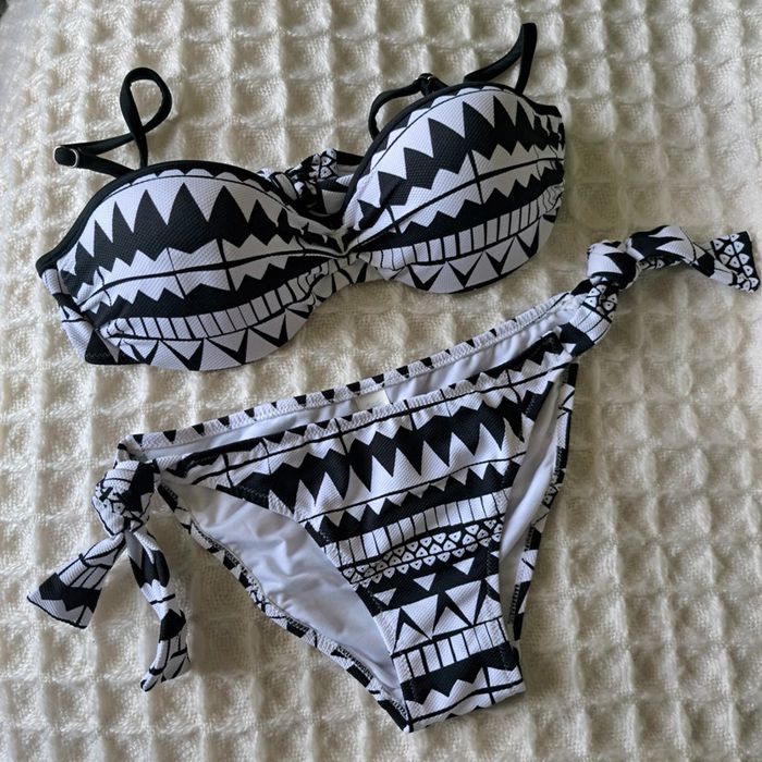 Maillot de bain 2 pièces neuf sans étiquettes motif graphique No Gossip taille 38