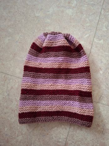 Bonnet tricoté rayé rose, violet et bordeaux